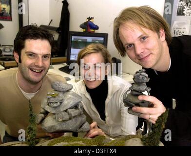 (Dpa) - Filmproduzent Georg Gruber (L) und die Direktoren Heidi Wittlinger und Chris Stenner präsentieren ihre animierten Kurzfilm "Protagonisten" film "Das Rad" (Rad) an der Filmakademie in Ludwigsburg, Deutschland, 24. Februar 2003. Ihre 9-Minuten lange Film wurde für den Oscar als bester animierter Kurzfilm nominiert. "Das Rad", die beide mit verankerten Stop-Motion-Effekte als Wel gemacht wurde Stockfoto