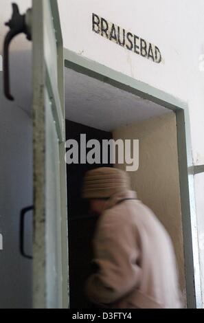 (Dpa) - geht eine Frau in der sogenannten "Brauseraum" (Dusche), die eigentlich eine Gaskammer, in der Gedenkstätte des ehemaligen Konzentrationslagers in Dachau, Deutschland, 22. März 2003 war. Vor 70 Jahren am 22. März 1933 gegründet, wurde nur wenige Wochen, nachdem Hitler an die Macht gekommen war das erste nationalsozialistische Konzentrationslager Dachau. Dachau ist heute die am meisten besuchten KZ-Gedenkstätte Stockfoto