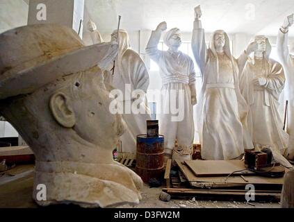 (Dpa) - Statuen und Büsten des ehemaligen irakischen Präsidenten Saddam Hussein stehen in einer Fabrik produziert Repliken von den Diktator in Bagdad, 27. April 2003. Den Verbleib von Saddam Hussein und seine Söhne nach ihrem Regime gestürzt wurde nach wie vor unbekannt. Stockfoto