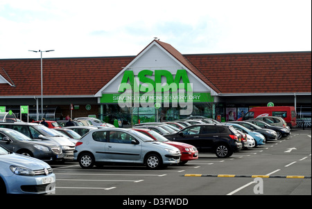 Eingang zum Asda Supermarkt bei Ferring West Sussex UK Stockfoto