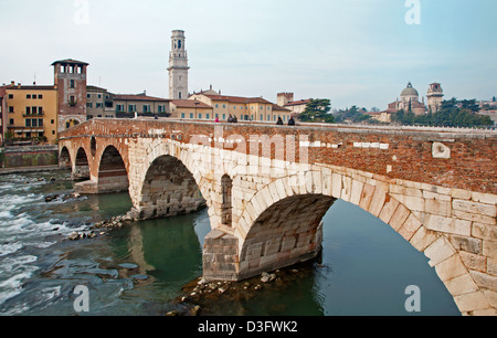 Verona - Pietra Brücke - Ponte Pietra und Dom-Turm und Kirche von San Giorgio im Hintergrund Stockfoto