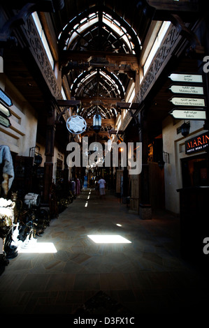 Ein Indoor Marketplace bekannt als ein Souk in Dubai in der Nähe des Burj Al Arab, Dubai, UAE. Stockfoto