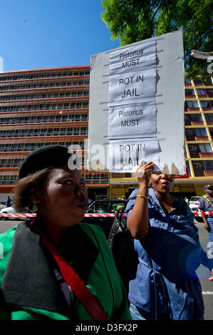 PRETORIA, Südafrika: eine Gruppe von Demonstranten außerhalb der Pretoria Amtsgericht am 19. Februar 2013 in Pretoria, Südafrika. Oscar Pistorius, die behauptet wird, seine Freundin Reeva Steenkamp in seinem Haus in Silber Wald ermordet zu haben ist für seine Kaution Anhörung vor Gericht erscheinen. (Foto von Gallo Images / Foto24 / Deaan Vivier) Stockfoto