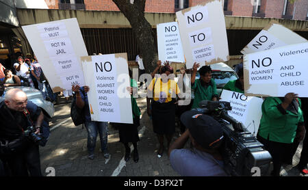 PRETORIA, Südafrika: eine Gruppe von Demonstranten außerhalb der Pretoria Amtsgericht am 19. Februar 2013 in Pretoria, Südafrika. Oscar Pistorius, die behauptet wird, seine Freundin Reeva Steenkamp in seinem Haus in Silber Wald ermordet zu haben ist für seine Kaution Anhörung vor Gericht erscheinen. (Foto von Gallo Images / Foto24 / Felix Dlangamandla) Stockfoto