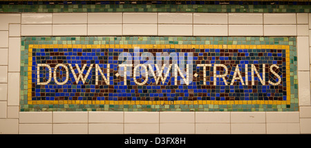 Mosaik Schild Plattform für die Innenstadt von Zügen in der New Yorker u-Bahn-System. Stockfoto