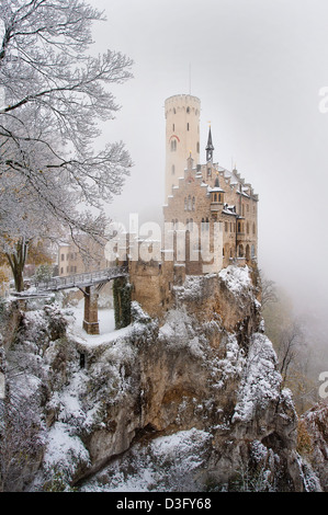 Die schönen und romantischen Schloss Lichtenstein auf der Schwäbischen Alb, Deutschland sitzt thront auf einem Abgrund an einem kalten Tag im winter Stockfoto