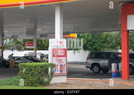 Die australische Shell-Tankstelle in Sydney ist mit dem coles-Supermarkt verbunden Stockfoto