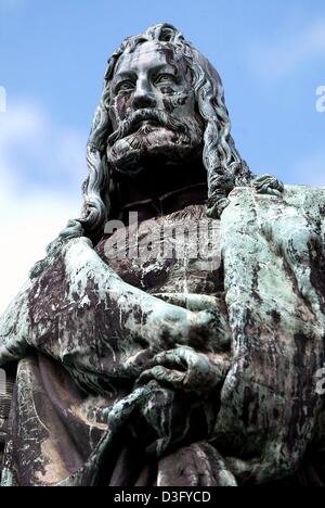 (Dpa) - ein Blick auf das Denkmal von Albrecht Duerer, die nach einem Modell von Christian 1840 in Nürnberg, 4. April 2003 gegossen wurde. In diesem Jahr jährt sich der 475th des deutschen Künstlers Albrecht Duerer. Er war das dritte Kind von 18 Brüder und Schwestern am 21 Mai 1471 in die kaiserliche freie Reichsstadt Nürnberg (jetzt auch in Deutschland) geboren. Nach Beendigung seiner Ausbildung t Stockfoto