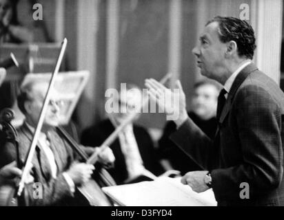 (Dpa-Dateien) - beschreibt, britischer Komponist Benjamin Britten (R) während einer Probe mit dem Kammerorchester der ostdeutschen Staatsoper für die Leistung "War Requiem" in Ost-Berlin, DDR, 5. Januar 1968. Er studierte Klavier bei Harold Samuel und Komposition bei Frank Bridge. Er erhielt ein Stipendium an der Royal College of Music, wo er Unde arbeitete Stockfoto