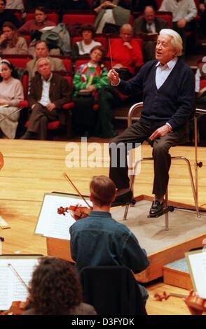 (Dpa-Dateien) - rumänischen Dirigenten Sergiu Celibidache, abgebildet bei einer Probe mit den Münchner Philharmonikern, 10. Januar 1996. Er wurde 1979 Intendant der Münchner Philharmoniker und das Orchester zu Weltruhm führen. Die charismatische Dirigenten wurde weltweit als "Magier der Leitung" bewundert und "King of Symphony". Celibidache starb im Alter von 84 am 14 August in Paris Stockfoto