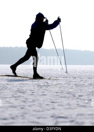 (Dpa) - Ski ein Langläufer über einen gefrorenen See in Mullrose, Deutschland, 22. Februar 2003. Stockfoto