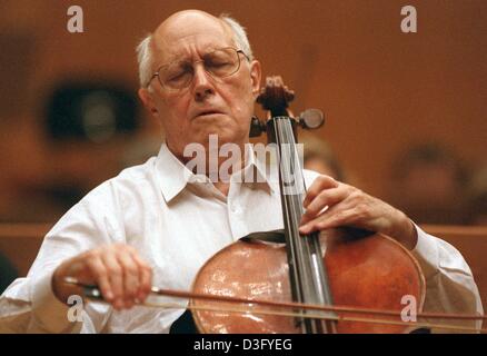 (Dpa-Dateien) - spielt russische Cellist Mstislav Rostropovich Cello während einer Probe mit der Kölner Philharmonie in Köln, 10. Dezember 2001. Er gilt als weltweit einer der am meisten einflussreicher Cellisten unserer Zeit. Rostropowitsch wurde international bekannt als Cellist und wurde später auch prominente als Dirigent, Solist, Begleiter am cello Stockfoto