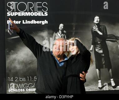 (Dpa) - deutsche Starfotograf Peter Lindbergh und Model Nadja Auermann vor einem Plakat Werbung Peter Lindbergh Ausstellung "Geschichten - Supermodels stehen" in Oberhausen, Deutschland, 13. Februar 2003. Die Ausstellung ist geöffnet vom 14 Februar bis zum 11. Mai 2003. Zentrum der Ausstellung ist die Serie "Invasion", bestehend aus 24 skurrile Modefotografien. Stockfoto