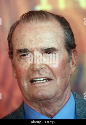 (Dpa-Dateien) - US-Schauspieler James Garner, abgebildet in Venedig, 30. August 2000. Am 7. April 2003 werden die Hollywood-Schauspieler seinen 75. Geburtstag feiern. Der Sohn eines Teppich-Layers deutscher Abstammung und ein Cherokee-Indianer, wurde Garner als James Baumgardner am 7. April 1928 in Norman, Oklahoma/USA geboren. Er begann seine Karriere mit einer Rolle in der TV-western-Serie "Maverick" im Jahr 1957. Er Stockfoto