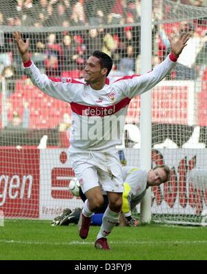 (Dpa) - Jubel Stuttgarts Stürmer Kevin Kuranyi (vorne), nachdem der Ball ist im Netz, während Hamburgs Torhüter Martin Pieckenhagen während der Bundesliga-Fußball-Spiel VfB Stuttgart gegen den Hamburger SV in Stuttgart, Deutschland, 8. März 2003 auf dem Boden liegend ist. Das Spiel endete 1: 1 Unentschieden, Stuttgart Rang 3 in der deutschen Bundesliga. Stockfoto