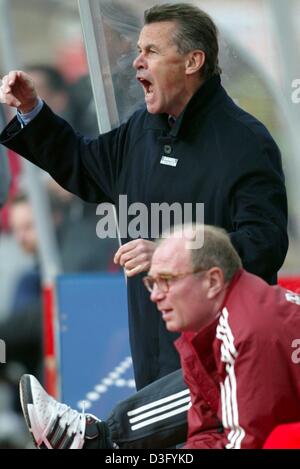 Anweisungen an sein Team auf dem Spielfeld und neben ihm sitzt Münchens Manager Uli Hoeneß während der Bundesliga-Fußball-Spiel Bayern München gegen Hannover 96 in Hannover, Deutschland, 5. April 2003, ruft (Dpa) - Bayern Fußball-Trainer Ottmar Hitzfeld (oben). Das Spiel endete mit einem 2: 2 Unentschieden. München rangiert derzeit auf den 1. Platz und Hannover auf dem 11Die Platz in den deutschen premier Rücktritt Stockfoto