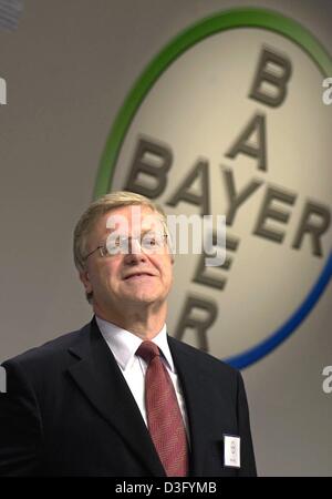 (Dpa) - Werner Wenning, Vorstandsvorsitzender der deutsche Chemiekonzern Bayer, lächelt vor dem Firmenlogo während der Hauptversammlung in Köln, Deutschland, 24. April 2003. Bayer AG sagte 25 April es erwartet zweistelliges Wachstum in das operative Ergebnis im Jahr 2003 mit vorläufigen ersten Quartal zahlen, die beide Verkäufe und Gewinne Verbesserung. Der Umsatz erreichte bis 7,3 Milliarden Euro, von mehr Stockfoto