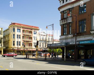 An der Ecke von Dee und Don Straßen, Invercargill, Neuseeland, mit dem historischen Grand Hotel auf Dee Straße. Stockfoto