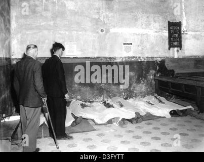 (Dpa-Dateien) - Leichen bedeckt mit weißen Blätter liegen auf dem Boden einer Kirche in Pruem, im Nachkriegs-Deutschland, 15. August 1949. Am 15. August 1949 explodierte mehr als 500 Tonnen Munition, Reste der deutschen Wehrmacht im zweiten Weltkrieg in einem unterirdischen Bunker in der Nähe von Pruem. Große Teile der Stadt Pruem wurden zerstört. 11 Menschen starben und etwa 150 Personen wurden schwer verletzt. Stockfoto