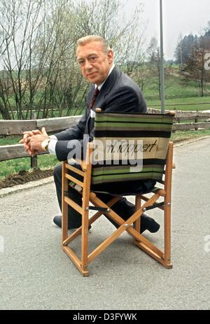 (Dpa-Dateien) - sitzt Horst Tappert alias Detective Stephan Derrick in seinem Regiestuhl während der Dreharbeiten der TV-Serie "Derrick" in München, 18. April 1987. Der Krimi-Serie, produziert von deutschen öffentlich-rechtliche Fernsehsender ZDF ist eines der beliebtesten TV-Serie in Deutschland - und in über 100 Ländern rund um den Globus. "Derrick" verfügt auch über einen Eintrag in das Guinness Buch der Rekorde Stockfoto