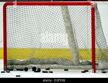 (Dpa) - nach dem Training liegen viele Pucks im und vor dem Tor des deutschen nationalen Eishockey-Teams in Berlin, Deutschland, 23. April 2003. Stockfoto