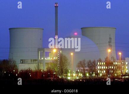 (Dpa-Dateien) - ein Blick auf das Kernkraftwerk Biblis in Biblis, Deutschland, 14. Dezember 2001 abgebildet. Aus Sicherheitsgründen hat das Bundesumweltministerium vorübergehend das Kernkraftwerk Biblis A. Herunterfahren Nach Angaben des Ministeriums gibt es möglicherweise Probleme mit dem Kühlsystem. Am vergangenen Wochenende, forderten Umwelt-Aktivisten eine endgültige Schließung des Kraftwerks Bibl Stockfoto