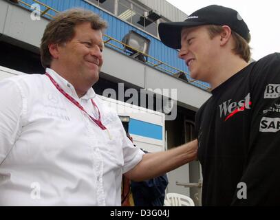 (Dpa) - Norbert Haug (L), Manager von Mercedes Motorsport, klopft seine finnische Formel 1 pilot Kimi Raeikkoenen auf der Schulter nach dem qualifizierten Training auf der Rennstrecke von Interlagos in Sao Paulo, Brasilien, 4. April 2003. Stockfoto