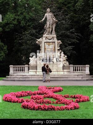 (Dpa-Dateien) - sieht ein paar in der Gedenkstätte des österreichischen Komponisten Wolfgang Amadeus Mozart im Burggarten (Schlossgarten) in Wien, 9. August 2000. Die Statue entstand 1896 durch Victor Tilgner. Mozart wurde am 27. Januar 1756 in Salzburg geboren und starb am 5. Dezember 1791 in Wien. Stockfoto