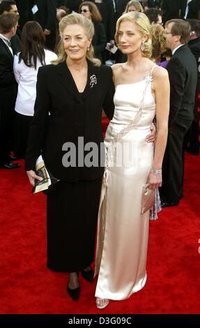 (Dpa) - die britische Schauspielerin Vanessa Redgrave (L) ("Howards End", "The Bostonians") kommt mit ihrer Tochter, die Schauspielerin Joely Richardson ("Unter dem Himmel", "The Patriot"), auf der 60. Golden Globe Awards in Beverly Hills, 19. Januar 2003. Stockfoto