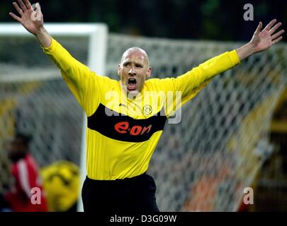 (Dpa) - der Dortmunder Tschechische Stürmer Jan Koller jubelt nach seinem Tor in der 26. Minute während der Fußball-Bundesliga-Spiel Borussia Dortmund gegen Bayer 04 Leverkusen in Dortmund, Deutschland, 2. Februar 2003. Borussia Dortmund gewinnt in dieser 19. Runde Spiel 2: 0 (2: 0) in seiner heimischen Stadion und 2. in der deutschen Bundesliga zählt. Stockfoto