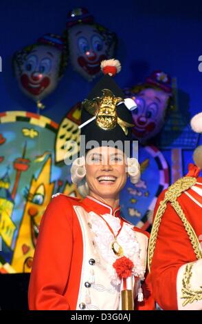 (Dpa) - deutsche Supermodel Heidi Klum, gekleidet in 'Funkischer Uniform"(sparky Uniform), Posen mit ihren Karnevals-Dekoration, als sie zu einem Karneval-treffen in Köln, Deutschland, 1. März 2003 ankommt. "Sparky-Leutnant der Reserve" ernannte Karnevalsverein "Sterben Roten Funken" (die roten Funken). Karneval wird Montag, der Höhepunkt des Faschings in Köln, sie p übernehmen Stockfoto