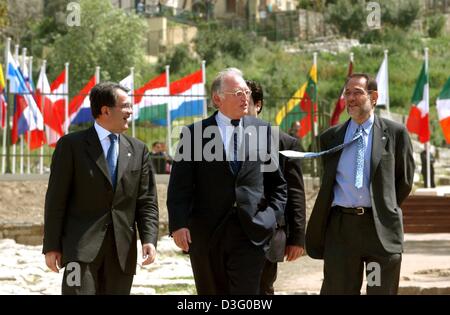 (Dpa) - EU Kommission Präsident Romano Prodi (L), EU-Kommissarin für Enlargement Guenter Verheugen (C) und EU-Chefdiplomat Javier Solana teilen sich einen hellen Moment in Athen, 16. April 2003. Griechenland, das derzeit den Vorsitz des Europäischen Rates, beherbergt der informellen EU-Rat und dem Europäischen Konferenz in Athen, 16. / 17. April 2003. Während des Gipfels der 5.000-Seite Zugang Stockfoto