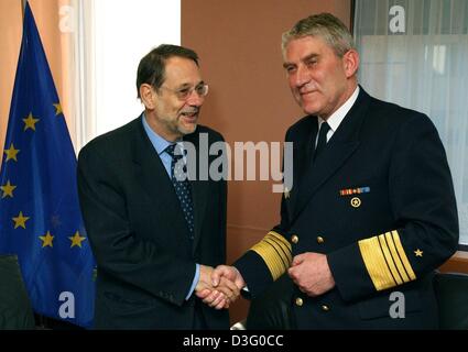 (Dpa) - German Admiral Rainer Feist (R) schüttelt Hände mit Javier Solana, die EU Außenbeauftragte, im Justus-Lipsius-Rathaus in Brüssel, Belgien, 25. Februar 2003.  Will die EU die erste Bereitstellung von seiner neugeformten Streik senden Kraft im März 2003 in der ehemaligen jugoslawischen Republik Mazedonien.  Die Truppen sind derzeit stationierte NATO-Soldaten zu ersetzen Stockfoto