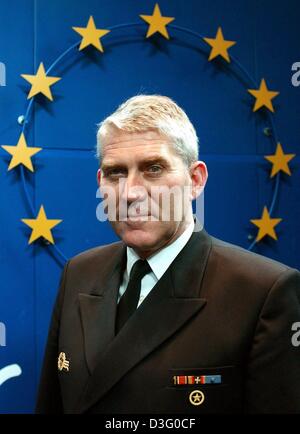 (Dpa) - German Admiral Rainer Feist (R) steht vor einer Jury aus der EU-Flagge im Justus-Lipsius-Rathaus in Brüssel, 25. Februar 2003.  Will die EU die erste Bereitstellung von seiner neugeformten Streik senden Kraft im März 2003 in der ehemaligen jugoslawischen Republik Mazedonien.  Die Truppen sind derzeit dort stationierte NATO-Soldaten zu ersetzen.  Eine enge Zusammenarbeit betwe Stockfoto