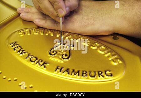 (Dpa) - durch handgemalte Cast Emblem von Steinway ist bei Steinway & Söhne Niederlassung in Hamburg, 25. Februar 2003. Am 5. März 2003 wird der Klavierhersteller sein 150. Firmenjubiläum feiern. Im Jahr 1797 wurde der Firmengründer Heinrich Engelhard Steinweg in Wolfshagen, einem kleinen Dorf im Harz geboren. Er ist ersten Flügel im Jahr 1836, aber am Vorabend des t Stockfoto