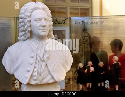 (Dpa-Dateien) - steht eine Büste des deutschen Komponisten Johann Sebastian Bach von Carl Seffner vor dem Eingang des Bach-Museums in Leipzig, Ostdeutschland, 21. März 2000. Geboren am 21. März 1685 in der Ortschaft Eisenach zu einer musikalischen Familie, hatte Bach seine ersten wichtigen Termin im Jahre 1708 als Organist am herzoglichen Hof in Weimar. Es folgte eine sechsjährige Aufenthalt (1717-23) als Kapellmeister Stockfoto