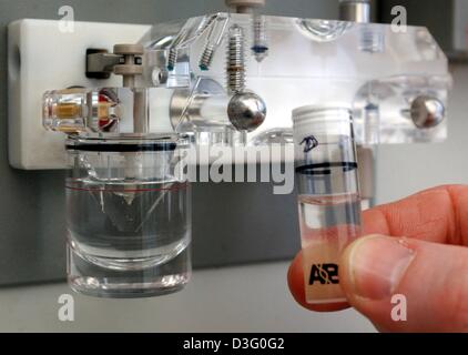 (Dpa) - eine Blutprobe vor einer DNA-Sequenz Analysator in der Zentrale des Kompetenznetzes Parkinson in Marburg, Deutschland, 28. März 2003 abgebildet ist. Etwa 250.000 Menschen in Deutschland leiden an der unheilbaren Krankheit Parkinson, führt zu zittern, langsame Bewegungen und Atonie der Muskeln und macht selbst einfache Dinge im Leben schwer zu machen. Das Netzwerk ist eine nationale r Stockfoto