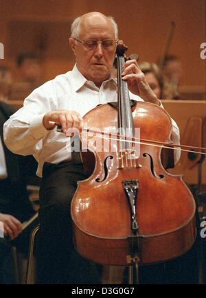 (Dpa-Dateien) - spielt russische Cellist Mstislav Rostropovich Cello während einer Probe mit der Kölner Philharmonie in Köln, 10. Dezember 2001. Er gilt als weltweit einer der am meisten einflussreicher Cellisten unserer Zeit. Rostropowitsch wurde international bekannt als Cellist und wurde später auch prominente als Dirigent, Solist, Begleiter am cello Stockfoto