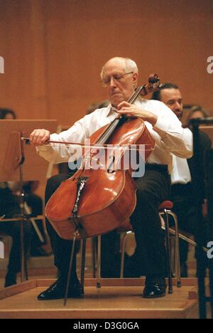 (Dpa-Dateien) - spielt russische Cellist Mstislav Rostropovich Cello während einer Probe mit der Kölner Philharmonie in Köln, 10. Dezember 2001. Er gilt als weltweit einer der am meisten einflussreicher Cellisten unserer Zeit. Rostropowitsch wurde international bekannt als Cellist und wurde später auch prominente als Dirigent, Solist, Begleiter am cello Stockfoto