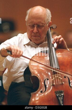 (Dpa-Dateien) - spielt russische Cellist Mstislav Rostropovich Cello während einer Probe mit der Kölner Philharmonie in Köln, 10. Dezember 2001. Er gilt als weltweit einer der am meisten einflussreicher Cellisten unserer Zeit. Rostropowitsch wurde international bekannt als Cellist und wurde später auch prominente als Dirigent, Solist, Begleiter am cello Stockfoto