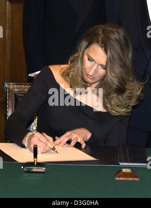 (Dpa) - der ehemalige deutsche Tennisstar Steffi Graf unterschreibt ihren Namen in das Goldene Buch der Stadt Hamburg, Hamburg, Norddeutschland, 21. Februar 2003.  Graf, zusammen mit 400 anderen führenden Vertretern aus den Bereichen Politik, Wirtschaft, Kultur und Sport, wurden eingeladen, ein Bankett Abendessen mit Königin Silvia von Schweden. Stockfoto