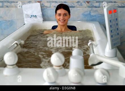 (Dpa) - eine Frau entspannt lächelnd in einer Whirlpool-Badewanne in der Thalasso-Vital-Center im Hotel Neptun in Warnemünde, Ostdeutschland, 11. Februar 2003.  Meersalz und französischen Braunalgen zu ihrem Badewasser hinzugekommen.   Das Neptune Hotel ist das einzige Hotel in Deutschland, das die internationalen Kriterien für Thalasso-Zentren erfüllt: das salzige Wasser der Ostsee gepumpt d Stockfoto