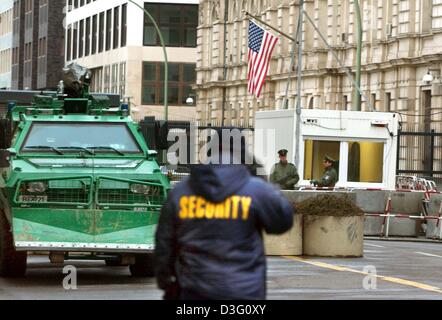 (Dpa) - eine gepanzerte Wasserwerfer und bewaffnete Polizisten stehen vor der amerikanischen Botschaft in Berlin, 29. Januar 2003. Die USA und Isreali Botschaft Terrordrohungen erhalten hatte, sagte Polizeibeamte. Stockfoto