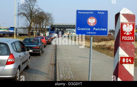 (Dpa) - queue Autos auf der polnischen Seite vor dem Grenzübergang nach Deutschland in Linken, Polen, 28. März 2003. Der Grenze zu Polen ist 442 Kilometer lang. Beide Länder passen ihre Grenzkontrollen mit den geplanten Beitritt Polens zur Europäischen Union im Jahr 2004. Seit 1993 ein Übernahmevertrag in denen Polen verpflichtet gibt ist, kümmern und verarbeiten Menschen Sie wh Stockfoto