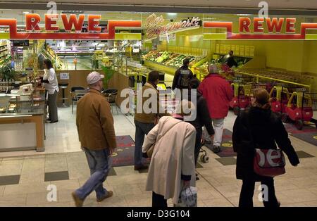 (Dpa) - schlendern Sie Kunden durch einen Supermarkt gehört zur der Handelsgruppe REWE auf dem DuMont-Platz in Köln, Deutschland, 3. März 2003. Gegen den Trend in der Branche hat Rewe-Handelsgruppe stieg 2002 um mehr als 30 Milliarden Euro Umsatz sein Kerngeschäft und verteidigte seine Position der drittgrößte Lebensmittelhändler Europas. Stockfoto