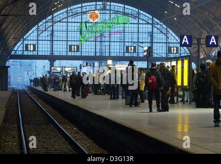 (Dpa) - eine Plattform voller Reisender herumstehen in Gruppen einen Zug warten, während ein "Warning Strike", organisiert von der Transnet-Union am Leipziger Hauptbahnhof, Leipzig, Ostdeutschland, 3. März 2003.  Die Union hat die Deutsche Bahn AG Deutsche Bahn mit dem größten Streik in 50 Jahren bedroht beide Seiten keine Einigung bezüglich der Payscale von erzielen sollte Stockfoto