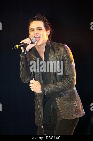 (Dpa) - die britische Pop-Sänger Gareth Gates während Musikspektakel "The Dome 2003" am Festival Olympiahalle in München, 28. Februar 2003 führt. Es ist der 25. Jahrestag der Musikveranstaltung, die vierteljährlich stattfindet und wo können rund 10.000 Fans feiern die Idole aus Pop und Rock. Stockfoto