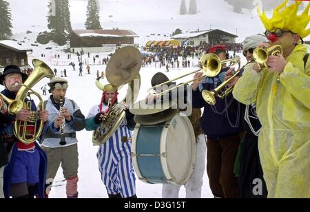 (Dpa) - die Band "Fuerchterlich" (schrecklich) hilft die eiskalten Jecken auf der Piste, die während der Saison voller Spaß und Frivolität in Schliersee, Deutschland, 2. März 2003 für den traditionellen Ski-Karneval lebendig. Stockfoto