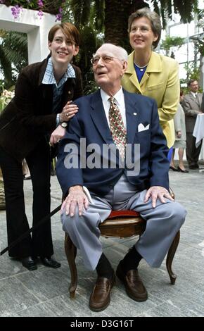 (Dpa) - 93 Jahre alte Graf Lennart Bernadotte (vorne) liegt umgeben von seiner Tochter Bettina (L) und seiner Frau Gräfin Sonja Bernadotte stand hinter ihm und Lächeln auf Bernadotte Anwesen auf der Insel Mainau, Deutschland, 27. März 2003. Seine 29 Jahre alte Tochter Bettina wird in ein paar Jahren die Familie Wirtschaft, Tourismus und Management Beratung Mainau GmbH übernehmen. Einmal Stockfoto