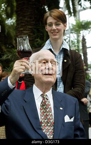 (Dpa) - 93 Jahre alte Graf Lennart Bernadotte (vorne) sitzt vor seiner Tochter Bettina und jubelt mit einem Glas Rotwein, während beide auf Bernadotte Anwesen auf der Insel Mainau, Deutschland, 27. März 2003 Lächeln sind. Seine 29 Jahre alte Tochter Bettina wird in ein paar Jahren die Familie Wirtschaft, Tourismus und Management Beratung Mainau GmbH übernehmen. Einmal wendet sich Bettina Stockfoto